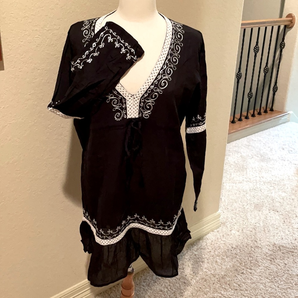 Black/white swimsuit coverup Sz L